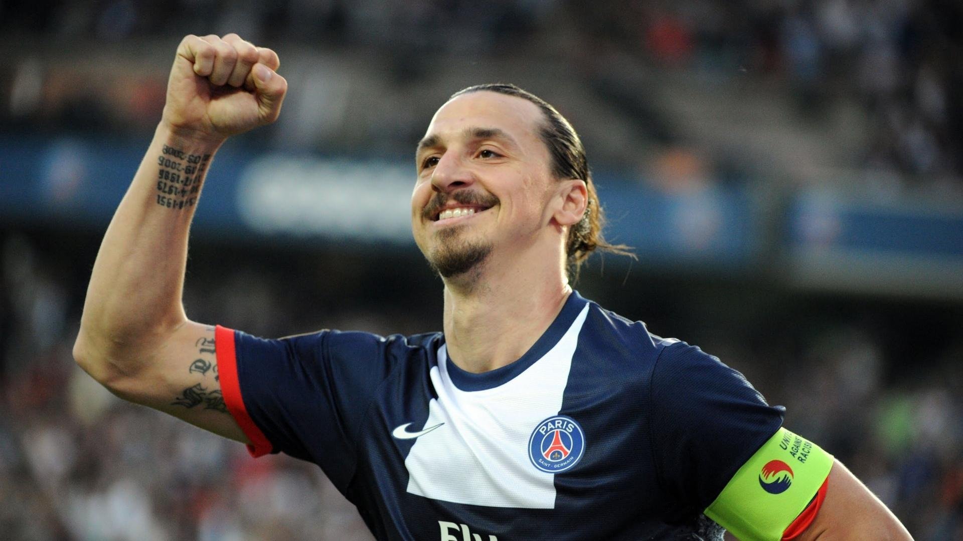 _场边观众:球迷盛会尽显激情_,球迷观赛时看到精彩瞬间,会激动得